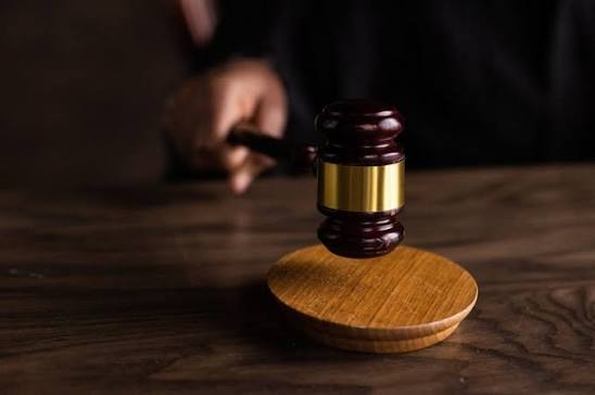What Is the Difference Between a Settlement and Going to Trial? 